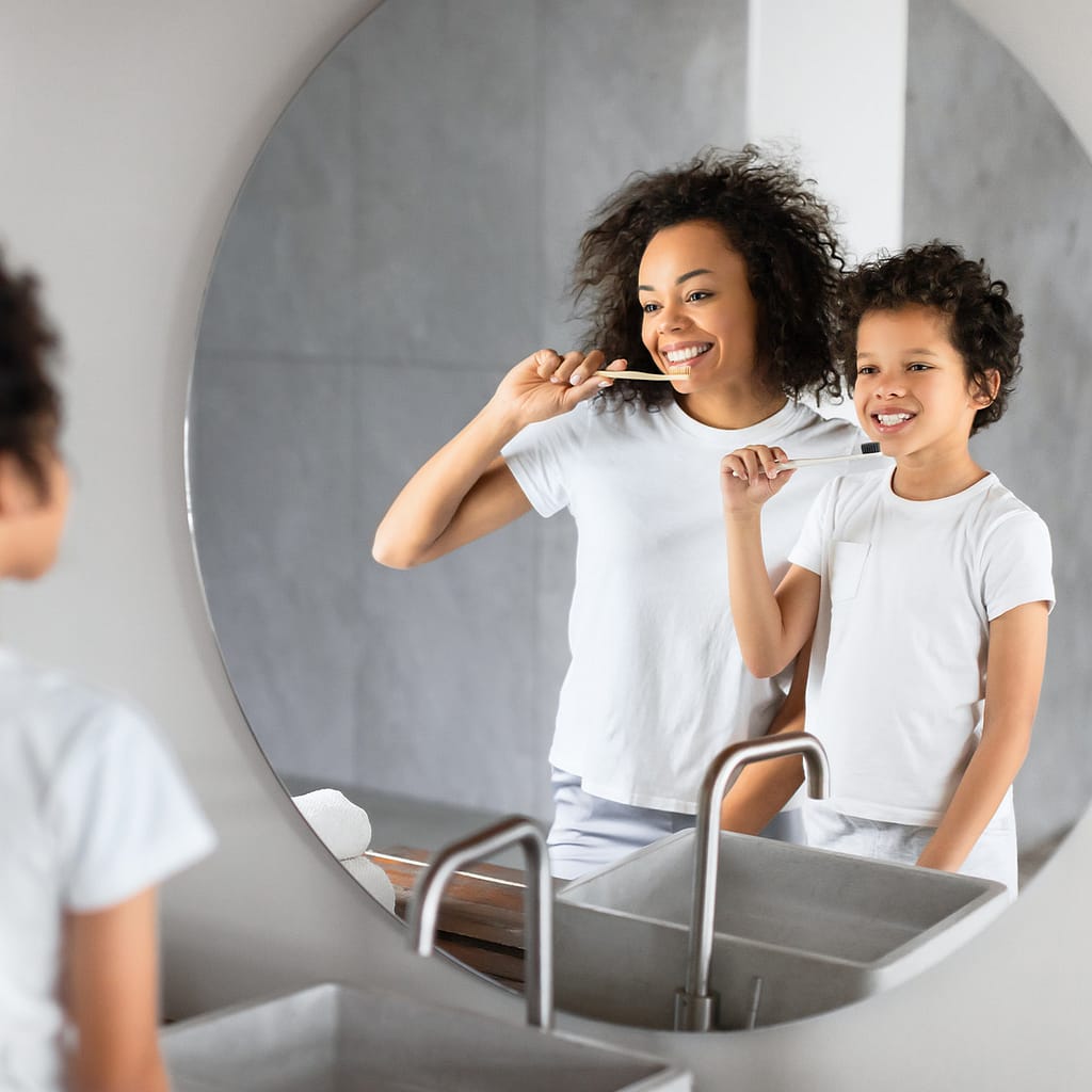 Gezin dat tandenpoetst met zacht water, voor een betere mondverzorging en gezondere tanden